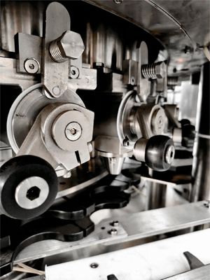 9 Heads Stainless Steel Automatic Can Filling Machine, 150 Cans/Min, Piston Filler